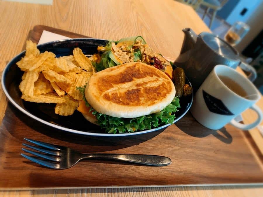 のインスタグラム：「#ribandbaguettecafe  ホテル&ルームス名古屋栄の１Ｆにあるカフェ☕️ ・自家製厚切りベーコンサンド 1000yen +ミールセット（500yen） ミニサラダ チップス セットドリンク . . トーストされたバゲットと厚切りベーコンが美味しい🥓❤️ サラダも美味しくって見た目以上にボリューミーで満足ランチでした😋✨ 静かでFREE Wi-Fiもあるし、のんびりしてる方が多かったよ〜🥰レモンウォーターも良い感じ🍋外国人観光客の方もまったりされてました✨ . . . . . #yunnaログ #久屋大通ランチ #栄ランチ #名古屋ランチ #yunnaカフェ巡り」