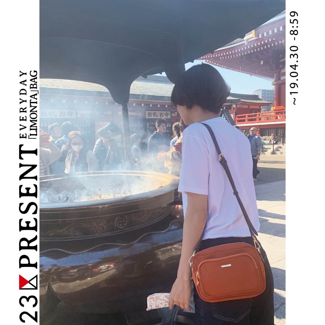 23区さんのインスタグラム写真 - (23区Instagram)「🎁23区 プレゼントキャンペーン🎁﻿ 23区公式instagramにて、人気アイテムが期間中 ＜毎日１名様＞ に当たるキャンペーン開催中！！﻿ ﻿ 23区Trip✈︎東京観光には外せないスポット浅草🍡﻿ やってきました、浅草浅草寺！！﻿ 東京都内最古のお寺であり、日本を代表する寺院として親しまれています。﻿ 食べ歩きが楽しい浅草。﻿ 定番のたい焼きから、話題のボトルタピオカも発見✨﻿ ﻿ ﻿ --------------------------------------------------﻿ 23区　フォロー＆リポストキャンペーン！﻿ 今日のプレゼントは「LIMONTA ミニショルダータイプ：オレンジ」﻿ 旅に、デイリーに、マルチに活躍するLIMONTA BAG﻿。 オレンジカラーがコーディネートのアクセントに。﻿ ﻿ こちらの応募は4月30日 8:59 までのリポストが対象となります。 ﻿ ＜応募方法＞ ①　＠23ku_officialをフォロー ↓ ②　キャンペーン対象の写真を「リポスト」もしくは「スクリーンショット」機能を使ってご自身のアカウントから投稿。 ↓ ③　ハッシュタグ 「#23区Trip」 をつけて、投稿したら応募完了。 1アイテムごとの応募期間は、投稿から翌日の朝8:59とさせていただきます。 非公開アカウントではこちらから確認できないためご注意ください。 注意事項など詳しくは @23ku_official TOPのﾘﾝｸからご確認ください。 ﻿ --------------------------------------------------﻿ ﻿ #23区 #浅草 #浅草寺 #浅草さんぽ #タピオカ #タピオカ巡り #旅 #旅行 #旅スタグラム #東京旅行 #東京観光 #東東京 #女子旅 #タビジョ #旅行コーデ #トラベルバッグ #ショルダーバッグ #プレゼントキャンペーン #japan #tokyo #ASAKUSA #umiere #umiereasakusa #Travel #instatravel #Fashion #LIMONTA」4月29日 9時00分 - 23ku_official