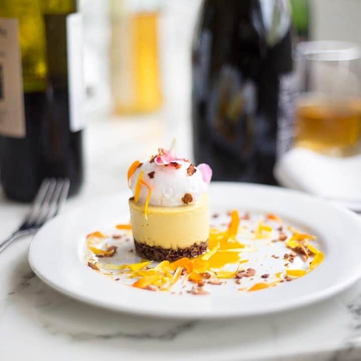モービーさんのインスタグラム写真 - (モービーInstagram)「My favorite new @littlepinerestaurant dessert: passion fruit cheesecake with coconut whip and edible flowers. #whatveganseatfordessert @janexvxdough」4月29日 9時09分 - moby