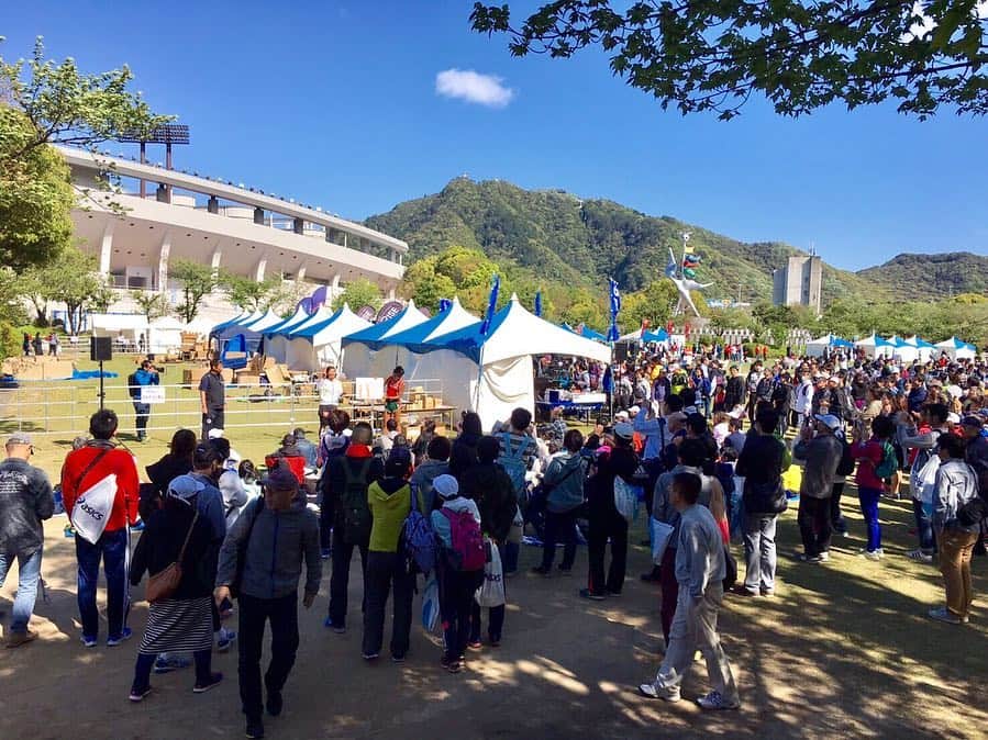 西谷綾子のインスタグラム：「✴︎ 2日間盛り沢山♡ ✴︎4/27(土) ファイテンボディケア講習会+メインステージでQちゃんとみずきさんと那須川さんと4人でランニングクリニック+トークショー♪ ・ ✴︎4/28(日) きょんちゃんとhalfmarathon+メインステージでLive+皆さんとトークショー♪ ・ 笑顔たくさん溢れていた♡ 多くの皆さんと触れ合えて、楽しくて、楽しくて♪☺️ ・ ファイテンブースに立ち寄ってくださった皆さま、ありがとうございます！ケガのないランニングライフを💕 ・ #新緑 #青空 #でも前日は風が冷たく寒かったね  #ぎふ清流マラソン #9年連続 #ありがとう  #今日はモラージュ #gw」