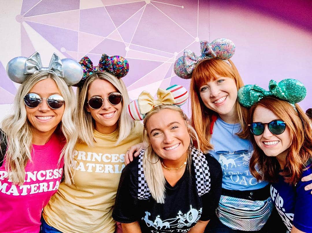 Tracy and Stefanieのインスタグラム：「Making magic!!! 🏰✨ Follow @madisonandmallory for even more magic and fun!」