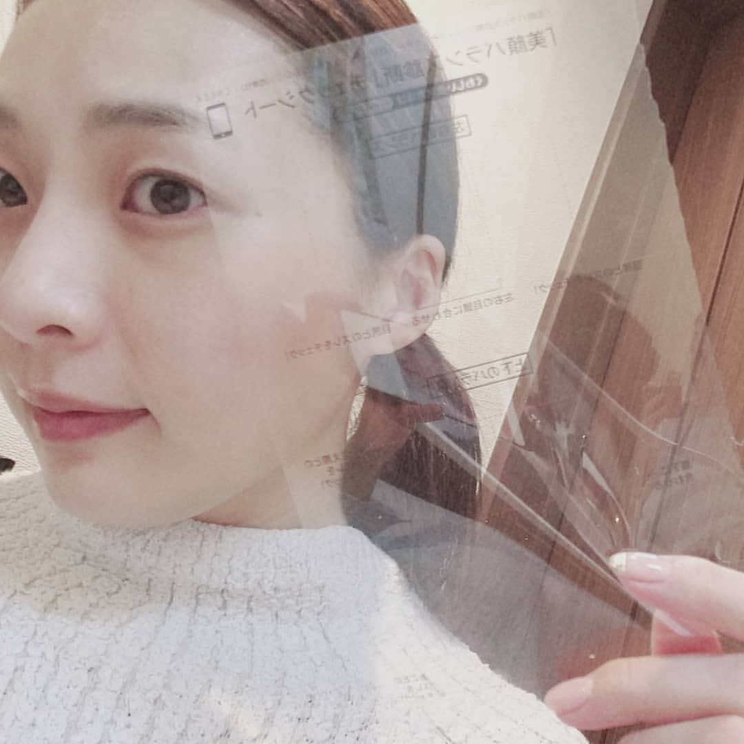本田珠規のインスタグラム：「先日お仕事ご一緒させて頂いた二神弓子さんが新たに出版された本📖 . 【美顔バランス診断×パーソナルカラー自分に似合うメイクがわかる　コンプレックスはチャームポイントだ！】 手元に届くのとてもとても楽しみにしてました💓 . 内容は、スマホで撮った自分のすっぴんの写真に付属の専用シートを当てて診断していくというもの。 . 早速ためしてみました😆！ . . 私の診断結果は【優×優】タイプでした！ 【チャーミングな癒し系ほんわか美人】⬅️(素敵な言葉でまとめてくれるところもテンションがあがるっ👌😚) . . 私は昔から目が人より離れてることがコンプレックスだったけど、この本って 《コンプレックスはチャームポイントだ！》って言ってくれるからとっても励みになるし、 おすすめメイクとかヘアスタイルとか パーソナルカラーまでわかるから . なるほど、なるほどって思うことばっかり。 ものすごく内容がつまってました！ . 自分の顔を理解して、 チャームポイントにして生かしていけたらいいな☀️ . . . @yumikofutakami #美顔バランス診断#美顔#美顔メイク#makeup#美顔バランス #パーソナルカラー#骨格診断#コンプレックスはチャームポイントなり#コンプレックス#自分に似合うメイクがわかる本#自分に似合うメイク #二神弓子 さん#河田三奈 さん」