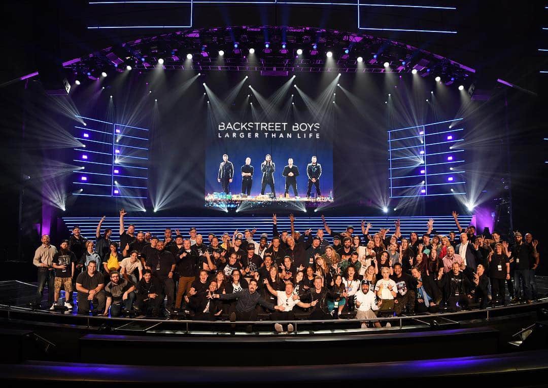 backstreetboysさんのインスタグラム写真 - (backstreetboysInstagram)「A Larger Than Life team 💙 Couldn’t have done it without you all! #BSBVegas #ThankYouBSBVegas」4月29日 9時05分 - backstreetboys