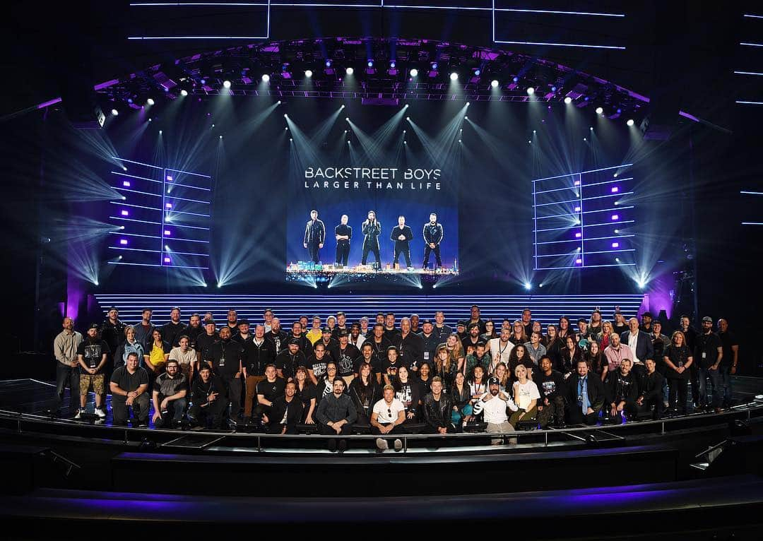 backstreetboysさんのインスタグラム写真 - (backstreetboysInstagram)「A Larger Than Life team 💙 Couldn’t have done it without you all! #BSBVegas #ThankYouBSBVegas」4月29日 9時05分 - backstreetboys