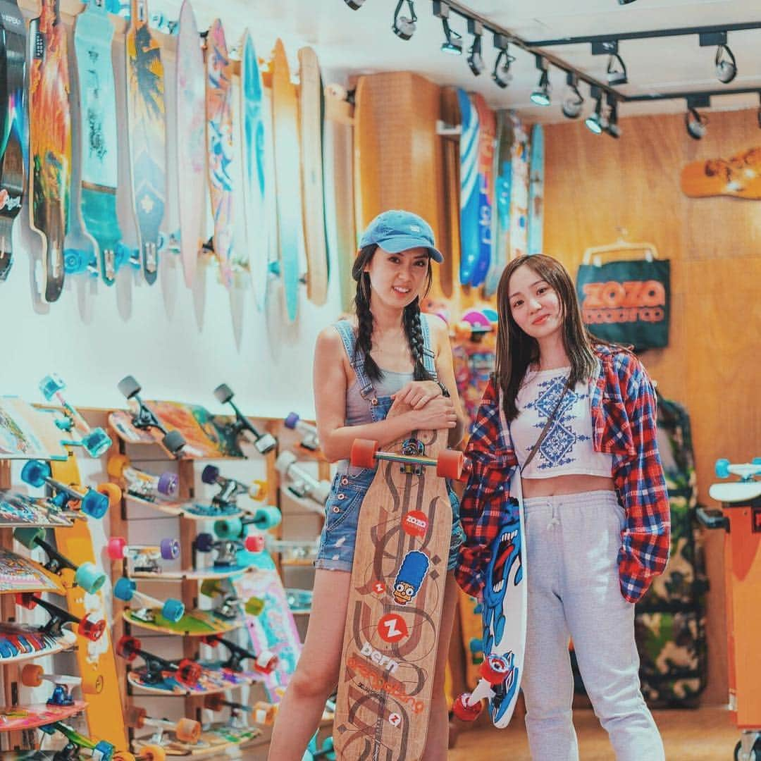 Kimberley Chenさんのインスタグラム写真 - (Kimberley ChenInstagram)「Had so much fun yesterday with @zazaboardshop 🤡 thank you so much for teaching me all the basics so I can glide safely anywhere 🦋 and my first board 🤤😍👽」4月29日 14時41分 - lekimberleyy