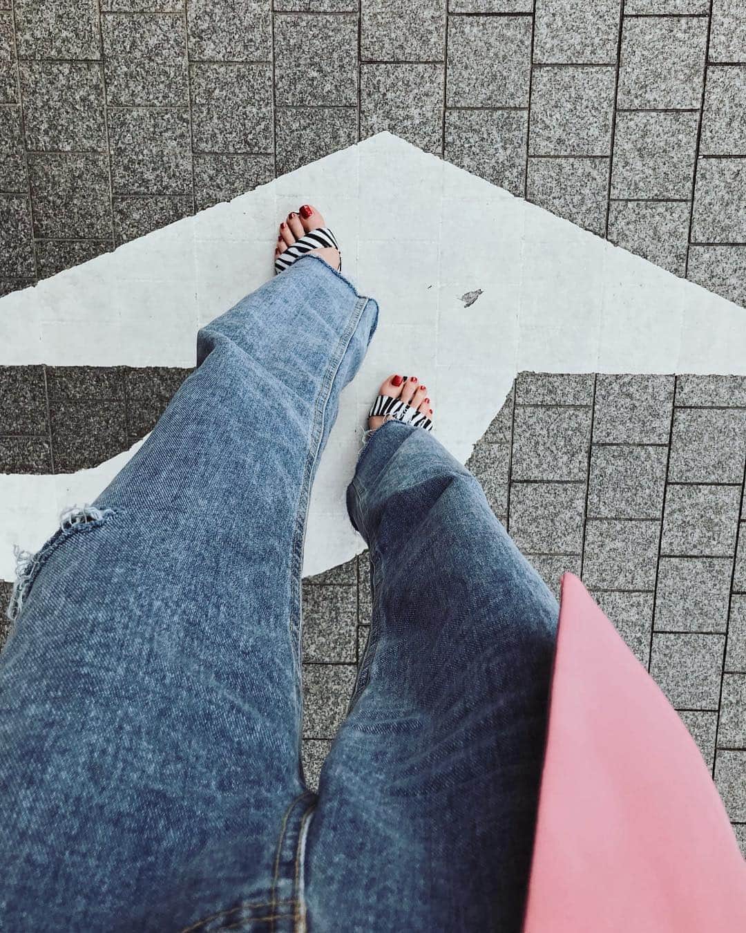 佐藤あずみのインスタグラム：「I'm on my way↑↑↑ . #new #sandals #zebra #denim #denimstyle #denimlovers #myway」