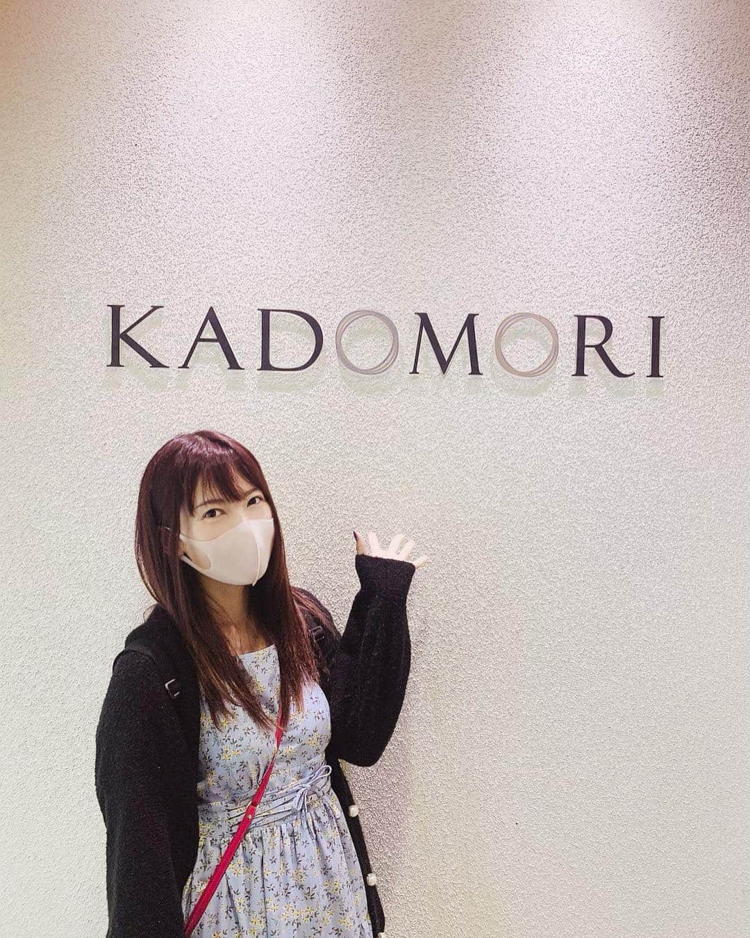 波多野結衣さんのインスタグラム写真 - (波多野結衣Instagram)「昨日は久々にKADOMORIさん(@kadomori_kogao )にいって来たよ☻✨ いつもエステの方を担当してくれてるエステティシャンのあゆみさん(@ayumi_kadomori )に、全身イオン脱毛をして頂きました！ 痛くなくて、全身なのにめちゃくちゃスピーディーに終わるし、イオン導入なのでお肌もスベスベになります★ 男性も通ってる方多いみたい！！ ついでに久々に小顔矯正もしてきました！☻ スッキリした✨  ありがとうございました♡  #kadomori #イオン脱毛 #整顔矯正 #小顔矯正 #ハリネズミ美容鍼 #シンクロウェーブ」4月29日 14時37分 - hatachan524