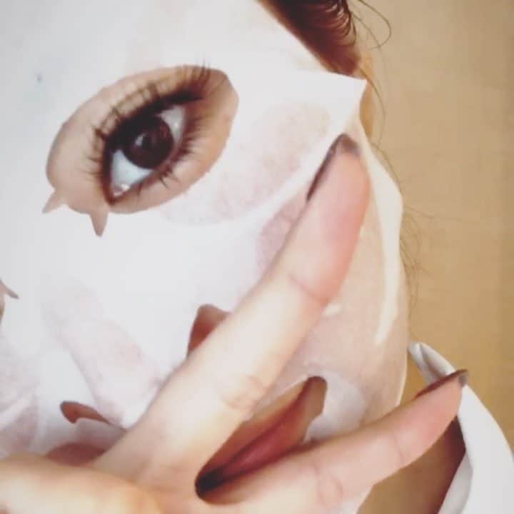 のインスタグラム：「ぐもーっ☀️マスク大好き芸人です😌 下まつげが元々しっかりあってたまに上下のまつ毛が絡まるので、マツエクは目尻を少なめにしてもらってるよ💭 いつも有難うございます🙇🏻‍♀️💕 🏠 @honeylash @3104hasegawa  #goodmorning #tokyo #ohayo #goldenweek #ゴールデンウィーク #おはようございます #連休 #わーー」