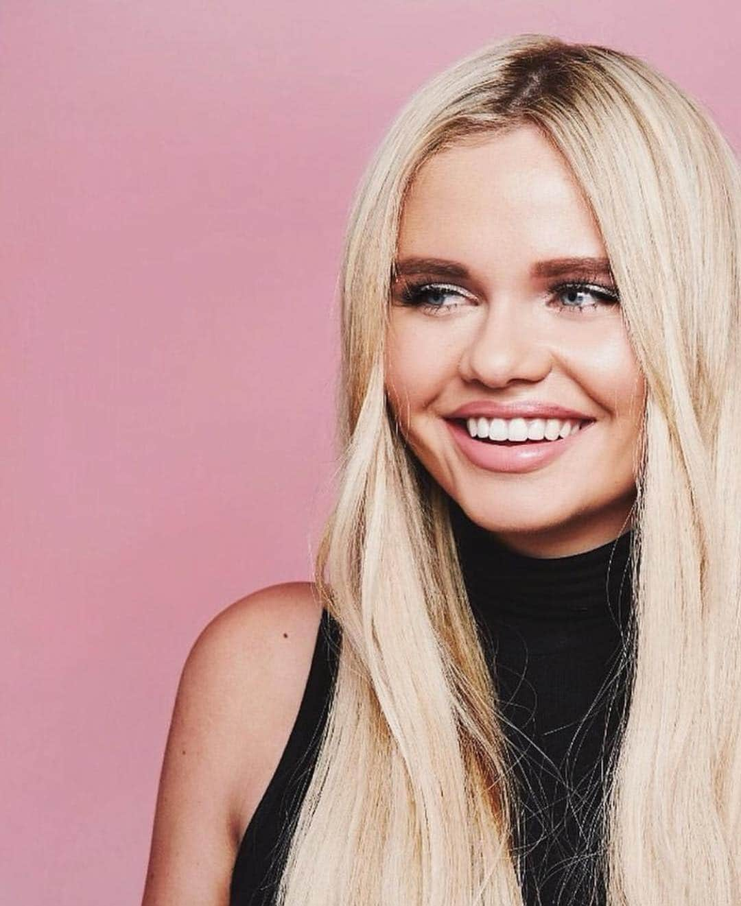 アリ・シンプソンさんのインスタグラム写真 - (アリ・シンプソンInstagram)「who was the last person to make you smile? 🙊 x」4月29日 9時36分 - allisimpson