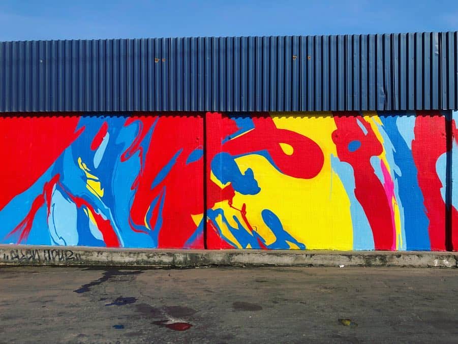 カラーさんのインスタグラム写真 - (カラーInstagram)「Oakland Mural  Is A Wrap ,  Edward  thank you for this opportunity and believing in my work, and for the flight back to LA  in style!!! 🛩... it’s been a crazy project.. now back to my reality.. I have so much to say about this experience.. I’m not sure where to start . Big thanks to @inksap_ for hanging in there and helping me do the craziest thing I’ve ever done .. this coming from a person who basically dose crazy things all the time.. I literally jumped off the lift and into a Uber to make my flight!! Covered in paint ... #rollandberry #mural #streetart #hardworkpaysoffs #muralartist #colorfield #colur #montanacans #energy #frequency #vibration #artistsoninstagram #arte #artshare #makeithappen #keepgoing #artlife #thankful #humbled #dontgiveup #billionaire #buyart #believeinyourself #unstoppableforce #universe #iwillalwaysmissyoujason」4月29日 9時29分 - rollandberry