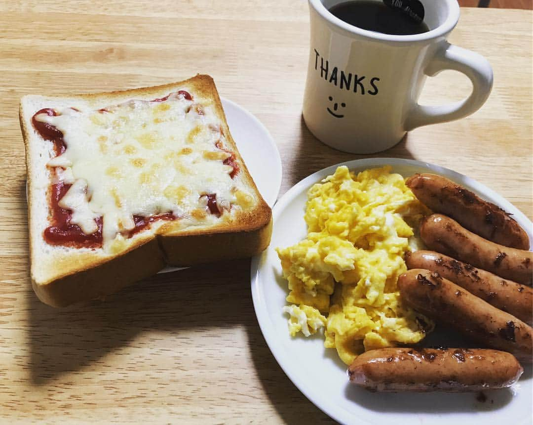 KAZUKI のインスタグラム：「久しぶりにちゃんと自分で朝食作った。 ウィンナーは焼く派卵にはチーズ入り。 朝からしっかりお腹空くタイプです🐽 #朝食 #コーヒー #ブラック #スクランブルエッグ #ウィンナー #食パン #5枚切り #超熟 #めっちゃ美味い #食パンの皿小さい」