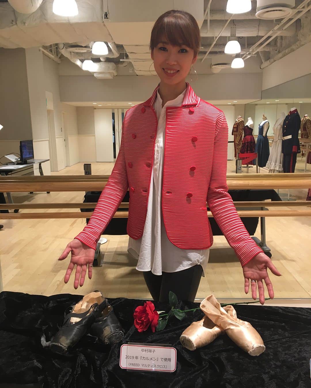 中村祥子のインスタグラム：「4/27, 4/28の福岡でのイベント 無事に終わりました‼️ 今回も俊太郎王子👑✨とバリエーション指導やトークショーをさせて頂き、皆さんの素敵なエネルギーを感じることができました☺️ お越し下さった皆様、本当にありがとうございました😊✨ また是非、Kバレエの舞台でお会いしましょう✨❤️ 次の舞台は「シンデレラ」です👠 #shokonakamura #miyaoshuntaro #素敵な #プレゼント #嬉しい」