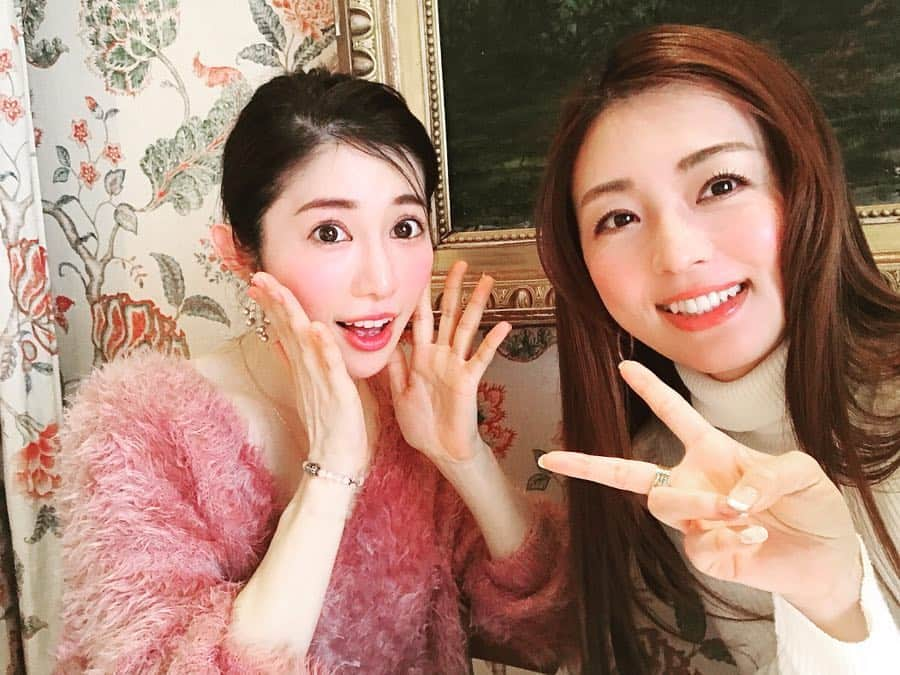 祥子さんのインスタグラム写真 - (祥子Instagram)「🎂 りょこと出逢って奇跡って言葉を身近に感じる✨ なぜなら… ビックリするほど偶然が重なり過ぎるから💖 : 街でバッタリ出くわしたり。 世の中にショップはたくさんあるのに、 誕生日プレゼントをお互い用意したら同じショップだったり。 :  キセキ✨いや、こわい。笑 #奇跡 #キセキ #偶然 #重なる #大切な友人 #心許せる友達 #心友 #birthday #bestfriend #iloveu #手書きのメッセージ #こわい 笑」4月29日 9時48分 - sho_ko.0413