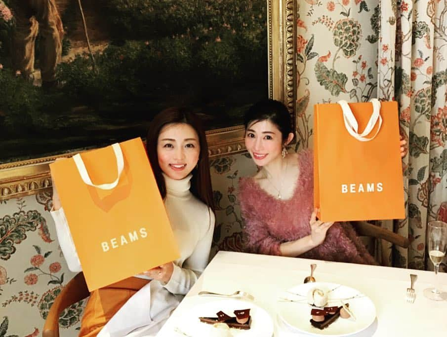 祥子さんのインスタグラム写真 - (祥子Instagram)「🎂 りょこと出逢って奇跡って言葉を身近に感じる✨ なぜなら… ビックリするほど偶然が重なり過ぎるから💖 : 街でバッタリ出くわしたり。 世の中にショップはたくさんあるのに、 誕生日プレゼントをお互い用意したら同じショップだったり。 :  キセキ✨いや、こわい。笑 #奇跡 #キセキ #偶然 #重なる #大切な友人 #心許せる友達 #心友 #birthday #bestfriend #iloveu #手書きのメッセージ #こわい 笑」4月29日 9時48分 - sho_ko.0413