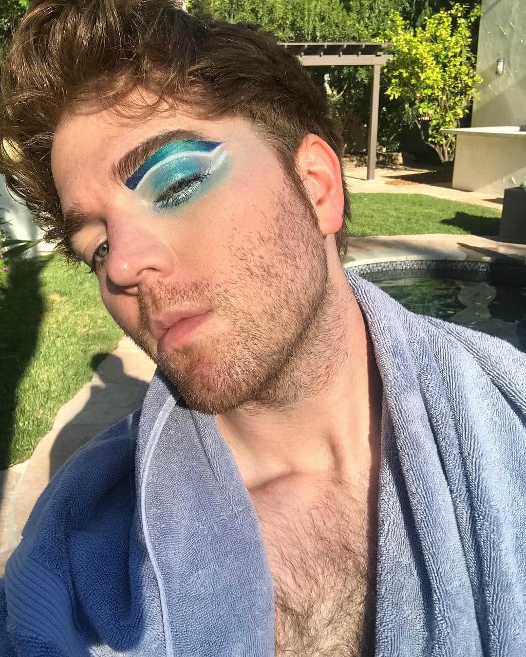 シェーン・ドーソンのインスタグラム：「MY LAST MAKEUP POST FOR A FEW MONTHS I PROMISE. 🐷🌊」