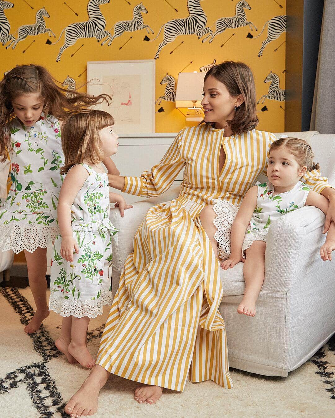 オスカーデラレンタさんのインスタグラム写真 - (オスカーデラレンタInstagram)「Sweet moments. @MDuenasJacobs and her girls brighten the day in mom and mini looks.」4月29日 10時11分 - oscardelarenta