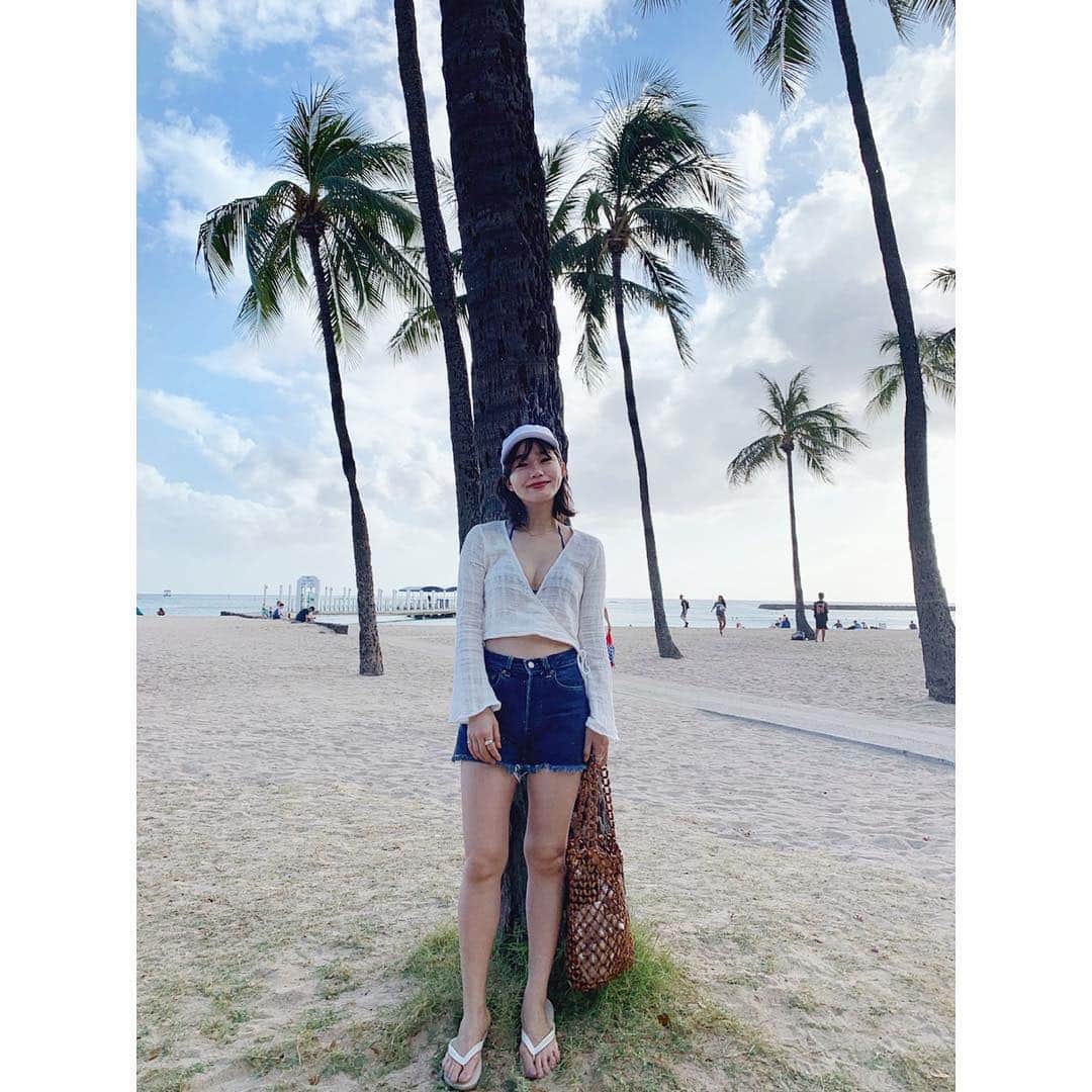 猪鼻ちひろのインスタグラム：「🌴 海帰りにのんびり。 風を感じながらドライブしたい🥰  #よく見ると #変な顔！ #ちひろのお洋服  #私服で着るとき絶妙なデコルテのラインにしたくてVのところ縫ってたんだけど玉留め甘かったのか着たら弾けた🤩 #水着 だから逆に #よかった #はじけてBB #っていう漫画知ってたら多分同世代 #弾けた理由は純粋に太ったんだと思う🤗」