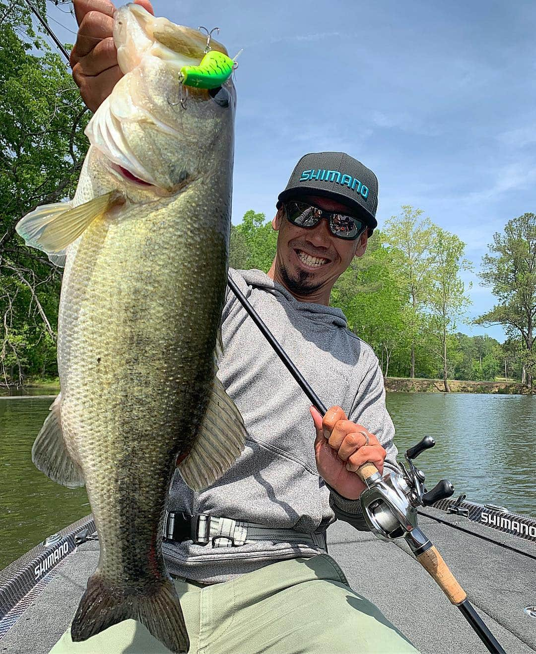 伊豫部健さんのインスタグラム写真 - (伊豫部健Instagram)「I caught Big Mama this morning. I used Bantam lures（SHIMANO JDM）all day. That was fun❣️ @fotomans  朝からデカイのがマクベスフラットのチャートコーチドックカラーにヒット！ バンタムルアーの取材で、一日投げてました👍 楽しかった〜♬ @autogarage_omy @ringstar_1889 @sunline_japan @talex_fishing @shimanofishing_jp @hayabusa.fishing @obick_55 @hayabusafishinghooks @gary_international_kk @se9rets @10tenfeetunder_kiob @ken_iyobe #iyoken #kiob #イヨケン」4月29日 10時13分 - ken_iyobe