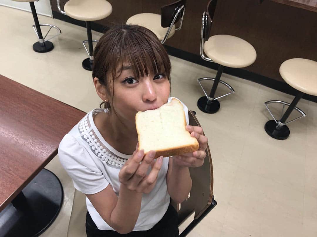 岡副麻希さんのインスタグラム写真 - (岡副麻希Instagram)「🌱 おはようございます！ わたしは特にふだんと変わらないGWですが、 なんとなくいつもとは違う空気感にわくわく中😼💕 . ありがとうございます？🥰 .  VTRには入らなかったのですが、 取材でお世話になった#葉山ベーカリー さん🍞 毎朝食べたくなるやさしいお味でしたよ😚✨ .  特にカレーパンがさくさくで最高でした❣️ ２個ぺろりなくらい！🤤 葉山に行かれる方ぜひぜひ😊🧡 . #食パン#カレーパン#葉山#またいきたい！ #食パンは二回焼き派#気分的ですが笑  おしごとの方も、おやすみの方も、 素敵な一日になりますように💕」4月29日 10時23分 - maki_okazoe_official