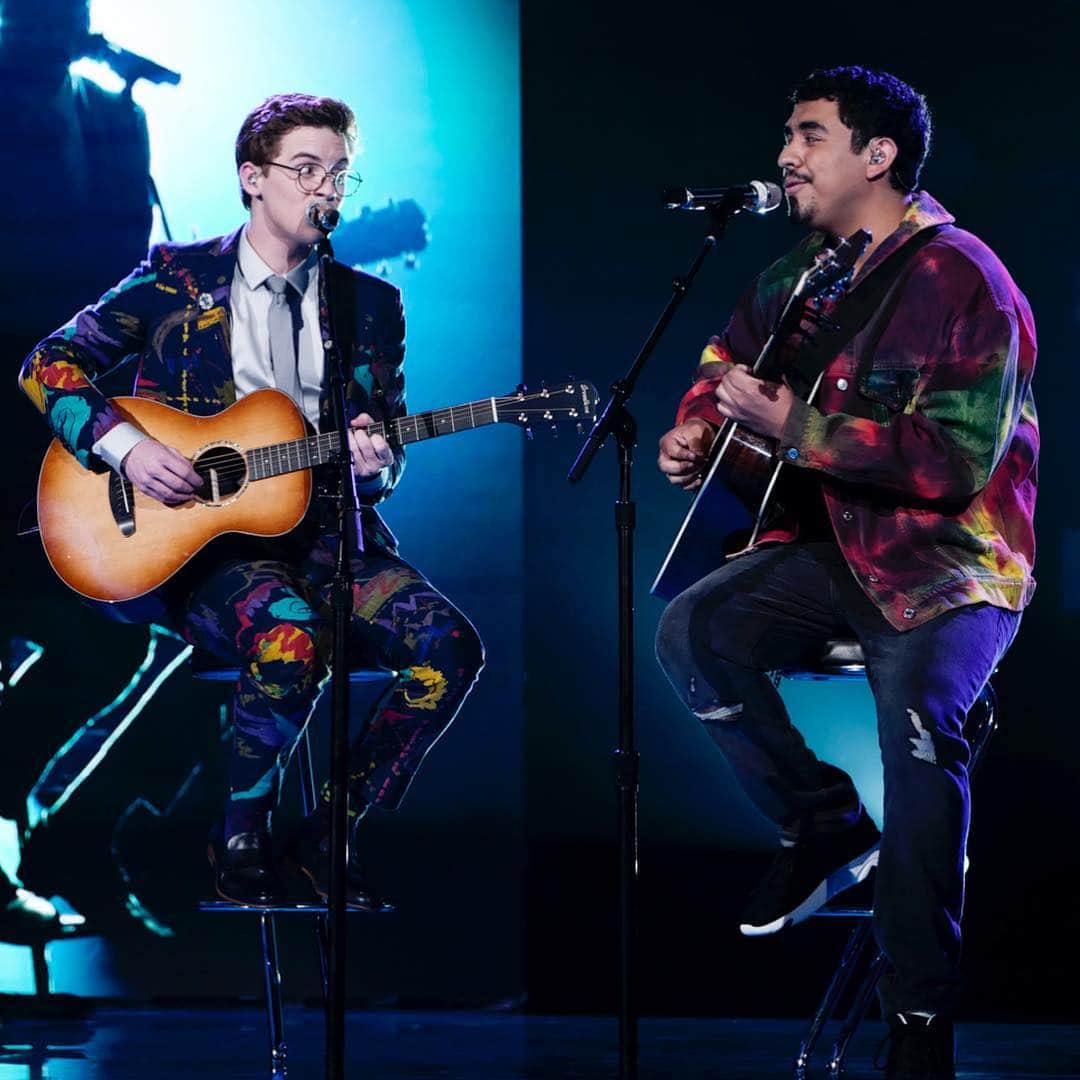 American Idolさんのインスタグラム写真 - (American IdolInstagram)「Whoa, whoa, whoa: Walker & Alejandro up there bringing the SWEET! 🍬 Keep texting ’14' for @walkerburroughs and ’11’ for @scarypoolparty to 21523! #AmericanIdol」4月29日 10時32分 - americanidol