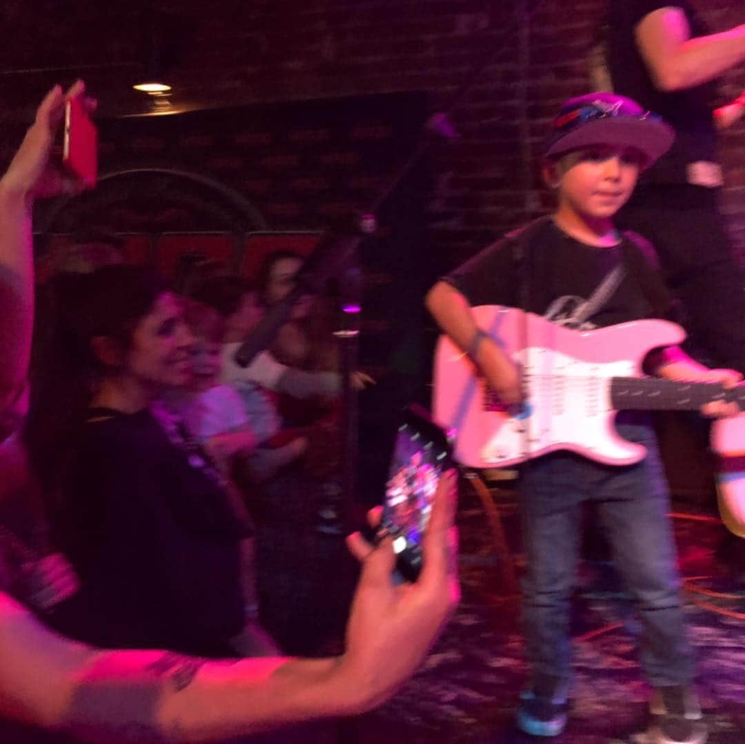 ジェイミー=リン・シグラーさんのインスタグラム写真 - (ジェイミー=リン・シグラーInstagram)「Baby’s first rock show. He killed it! “The Cool Kids” are my new favorite band. Thank you to the besties who always show up , @riawna @morganbeau @jennacparris and documented everything while I tried to wrangle a 30 lb bronco. #kidrow ❤️🎸🎤🥁🎧💵🙌🏽」4月29日 10時34分 - jamielynnsigler