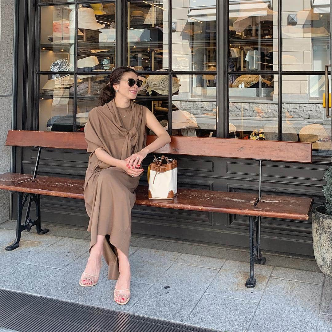 大日方久美子さんのインスタグラム写真 - (大日方久美子Instagram)「・ Outfit ☆ ・ Cardigan → @aton_tokyo  One-piece → #aton_tokyo Shoes → #letalon  Bag → @ayako_tanaka_  Eyewere → #celine ・ ・ @sayakaichii ちゃんとランチした日は夏日だったのになぁ…。GWもこのまま晴れて欲しい🙏🏻 ・ 5月2日は @r_star_tokyo でフリマをします！ 詳細は一つ前の投稿をご覧下さい😊 ・  お釣りの両替を忘れてしまい、小銭をかき集めてます😂💦 細かい現金をご用意いただけたら助かります🙏🏻 (¥500〜¥20000までの服・靴・財布・バッグなど準備しました❤️) ・ ・ ・ #kumicloset」4月29日 10時35分 - kumi511976