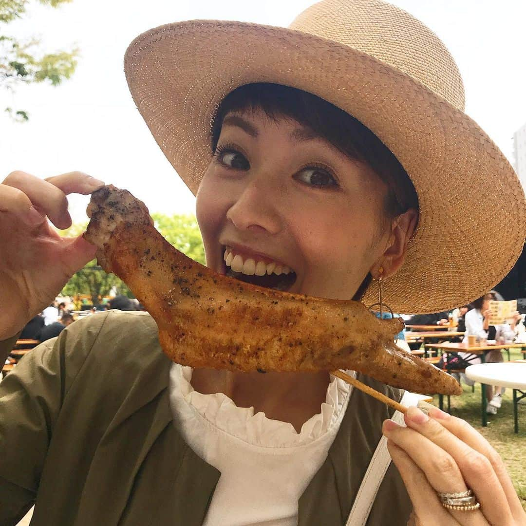 秋本ゆかりさんのインスタグラム写真 - (秋本ゆかりInstagram)「昨日はチキフェスの中継でした🍗 ハプニングがありながら、何とか無事に終えました😂 .  Freakの皆さんもご出演ありがとうございました😊 #メンチハツ#天むすべ 勝敗やいかに？！？！ .  チキフェスは天神中央公園で本日まで開催！ Freakのライブもありますよ🎤👏 . #福岡イベント#チキフェス2019#天神中央公園 #天草大王の大手羽にかぶりつきました #Freak#トーク力も抜群 #バタバタでごめんなさい🙏」4月29日 10時45分 - akimoto_yukari