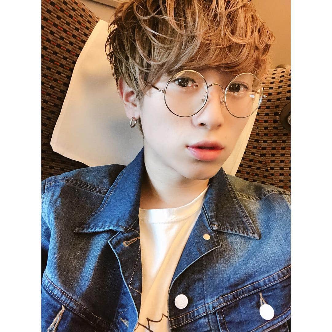 岡田鷹斗のインスタグラム：「九州に移動中〜 今日はいつもよりふわふわ系男子☆ ・ ・ ・ 〜GW 10DAYS LIVE〜 3DAYS 福岡県 フォレオ博多 楽しみましょう☆ ・ ・ ・ #NEVAGIVEUP #DANCEVOCAL #IDOL #MEN #portrait #FASHION #LOVEME #PHOTO #KING #FACE #ネバギブ #ダンスボーカル #アイドル」