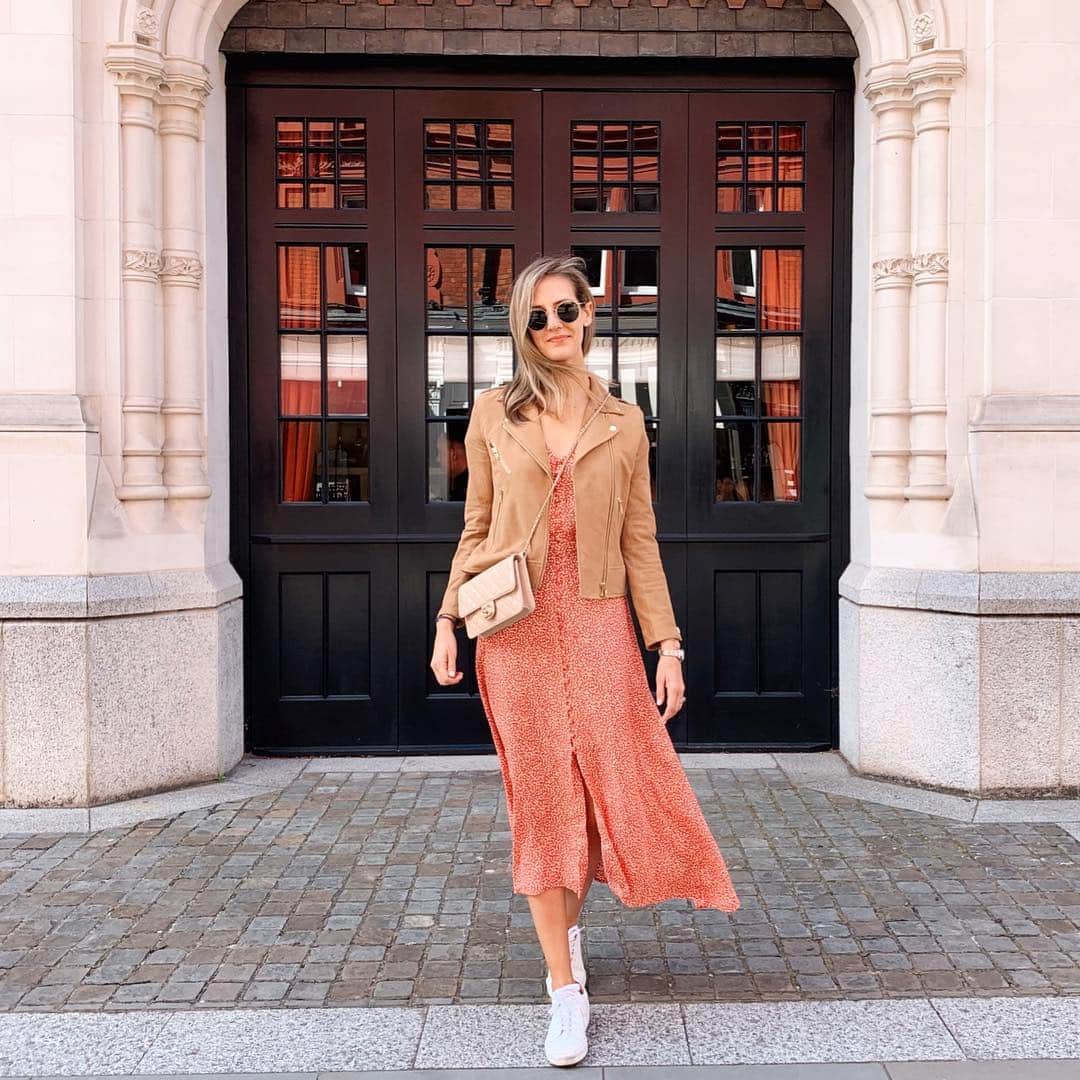 Anna Jane Wisniewskiのインスタグラム：「Turns out, you CAN do London in three days. I’ve visited a few times but was worried we’d need one more day. But no—it was so quick but so fun and now I’m home and my body is about to give out... and it was so worth it! Can’t wait to share what we did (shout out to my friends because they planned it all—my only request/contribution was Indian food). Got A LOT of questions about these @greats sneakers. They run small and are stiff (even after you break them in) BUT they don’t hurt or rub and I wore them to walk around all day in London.  And they’re just a great looking, simple shoe. (Size up!) http://liketk.it/2Btro #liketkit @liketoknow.it #LTKtravel #ootd #springoutfit #whitesneakers」