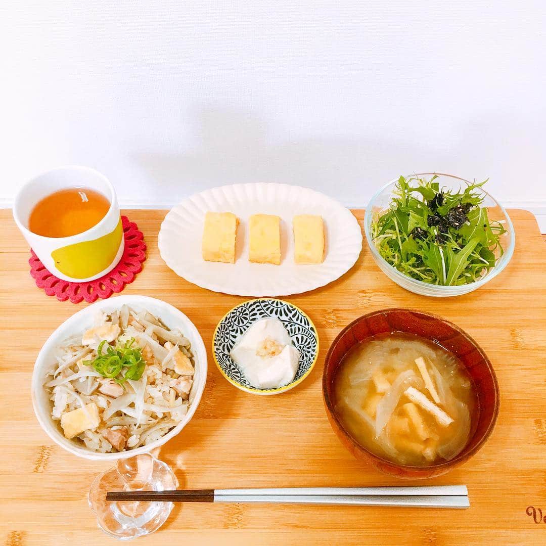 内田絢子さんのインスタグラム写真 - (内田絢子Instagram)「モーニング・コレクション！ 今週は手作り朝ごはん。『春ごぼうと鶏の炊き込みご飯』  春ごぼうは香りが良く、柔らかく、アクが少ないので、炊き込みご飯にオススメです。ささがきにした春ごぼうに生姜の千切りも加えると、ピリッと辛みが効いて、美味しい。炊き立ての湯気の香り、春ごぼうのホクホク食感、朝から幸せ♡  レシピはBRIGHT MORNINGのダイアリーを見てね。  #モーニングコレクション #モニコレ #春ごぼうと鶏の炊き込みご飯 #春ごぼう #炊き込みごはん #おうちごはん #野菜ソムリエ #fm802 #brightmorning」4月29日 10時49分 - uccijun
