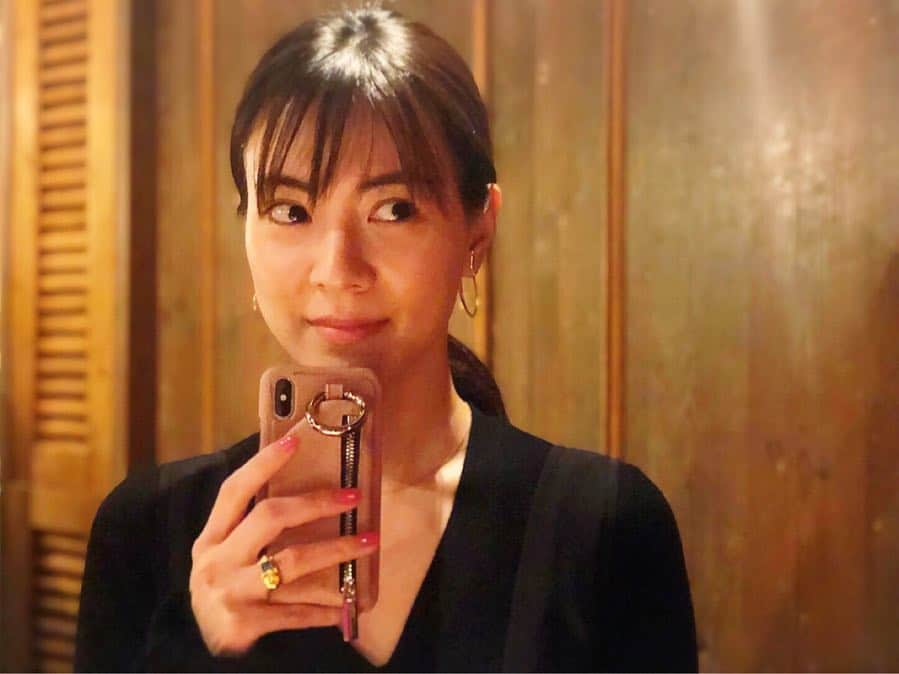 安座間美優さんのインスタグラム写真 - (安座間美優Instagram)「New iPhone case📱 ajewのpinkbeige♡ ポケット付きで小物が入れられるの。 私は普段PASMOを入れていて、ご近所でご飯な時などは、リップやお金、鍵を入れてスマホだけ持ち歩いて出かけちゃう🚶🏻‍♀️ 可愛くて楽ちん♫ 革も使うたびに柔らかく馴染んで来ていい感じ。 とってもお気に入り。 褒められる率もかなり高め✨ 他の色も欲しい… #ajew#iphoneケース#iPhonecase#pinkbeige#みゅうfashion」4月29日 10時49分 - mew_azama