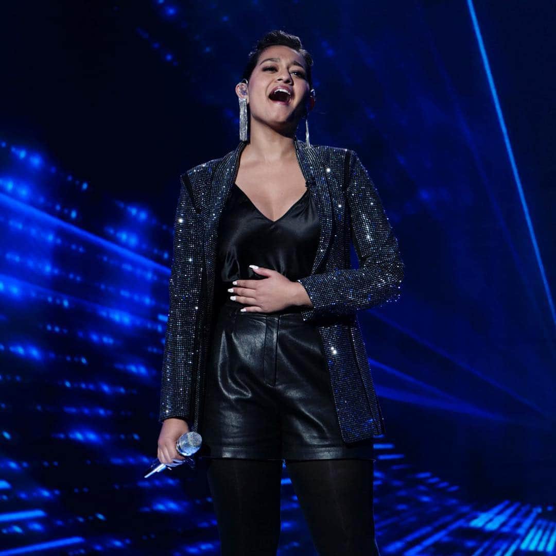 American Idolさんのインスタグラム写真 - (American IdolInstagram)「What’s not to love? 😍 Get your votes in RIGHT NOW for @alyssaraghu!⁣ ⁣ 3⃣ ways to vote:⁣⁣ ⁣⁣⁣⁣⁣⁣⁣⁣⁣⁣ 🌟Go to americanidol.com/vote⁣⁣⁣⁣⁣⁣⁣⁣⁣⁣⁣⁣ 🌟In the American Idol App ⁣⁣⁣⁣⁣⁣⁣⁣⁣⁣⁣⁣ 🌟Text "3" to “21523”⁣⁣⁣⁣⁣⁣⁣⁣⁣⁣ ⁣⁣⁣⁣⁣⁣⁣⁣⁣⁣ #AmericanIdol #IdolQueen」4月29日 10時53分 - americanidol