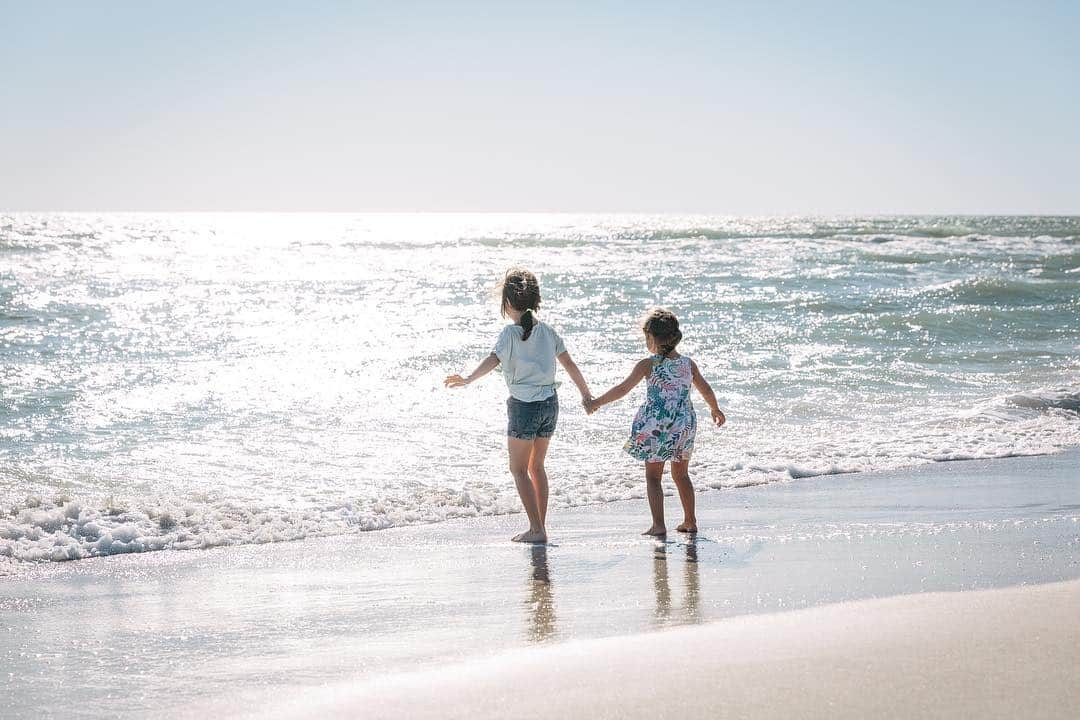 Dylon Yorkのインスタグラム：「My beach gang is cute. 🦜」