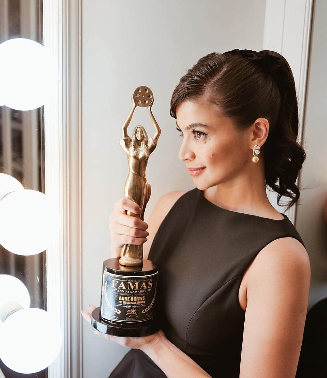 アン・カーティスのインスタグラム：「Last night I was given an honour so overwhelming that I fumbled for my words the moment I got on stage. So please allow me to put down in words what I really wanted to say. It was a very special night and I would like to thank the Filipino Academy of Movie Arts and Science for giving me the recognition and as the FIRST FEMALE recipient of the FPJ Memorial Award. Just as “Da King” led the way to make a mark in the industry with his action films I was given the opportunity to do the action film BUYBUST that had a strong female lead.. in fact, last year I did 3 films, all of different genres with very strong female leads. This goes to show it is an amazing and exciting time in the industry where females can take on the part as strong leads of any film, of any genre. Thank you to all the directors and film companies that continue to have faith in us, filipina actresses. Thank to my Viva Family, Boss Vic, Ate Vr and Boss Vincent for allowing me to continue to grow as an actress and giving me films that continue to challenge me in my craft. As I’m pushing forward to my 22nd year in the industry, I dedicate this to my mum, who has always been supportive and the wind beneath my wings, I am in fact living out her dream to be an actress. My parents and family who continue to support me. My husband who understands my crazy schedule and sometimes not seeing me for a month. I love you all very much. I also dedicate this to the filipino youth who continue to have high hopes and work hard to pursue their dreams. Mabuhay ang Pelikulang Pilipino. I pray that there will be many more films with kick-ass strong female leads. Thank you again FAMAS! And thank you to the Poe Family for allowing a female to receive this award this year. I truly appreciate it and I am very, very grateful! To God Be ALL the Glory. . Thank you to everyone who made me feel extra pretty tonight - ms @tingduque and @santiagoraymond for my hair and make up.  @michaelleyva for my stunning dress. @jewelmer for my classic beautiful filipino pearl earrings.  P.S - I still can’t believe I’m wearing THE Audrey Hepburn’s Velvet bow. Wearing it last night has just made it even more special to me.」