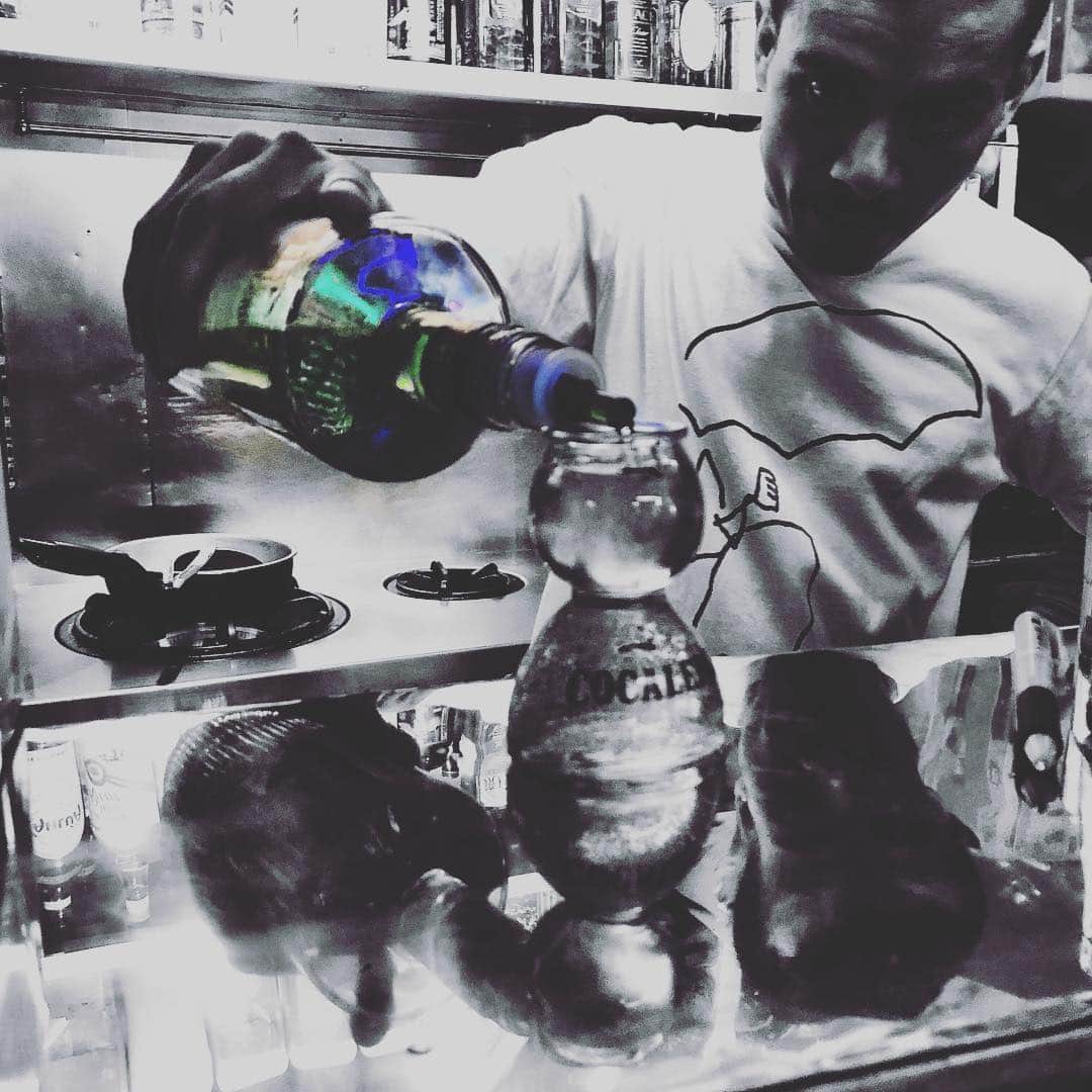 growthのインスタグラム：「あづま通りでコカボム#shinjuku #kabukicho #新宿 #歌舞伎町」
