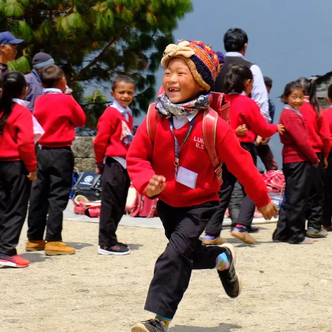 野口健さんのインスタグラム写真 - (野口健Instagram)「ルクラ村の学校にランドセルを約300個お届け致しました！ターメ村の学校と比べるとかなり大きな学校です。  今回、お配りできなかった幼稚園からもぜひランドセルがほしいとのリクエストがあり。また、エベレスト街道の他の村々の学校からもリクエストをたくさん頂き。いや、日本のランドセルは大人気ですね〜。ネパールにランドセルを届ける活動を始めてみて改めて日本のランドセルの凄さを感じています。  そして日本の子供たちが大切に使った6年間の思い出が沢山詰まっているランドセル。感動と感謝と胸が一杯です。  このランドセルプロジェクトを始めて本当によかった！  明日以降、ポカラ郊外の学校にランドセル&文房具を届ける予定です。  飛行機が一発で飛んでくれるかな〜。 #野口健#野口健ヒマラヤ基金 #ランドセルプロジェクト #野口健ランドセルプロジェクト#エベレスト街道#ネパール#野口絵子#ピークエイド」4月29日 11時14分 - noguchiken8848