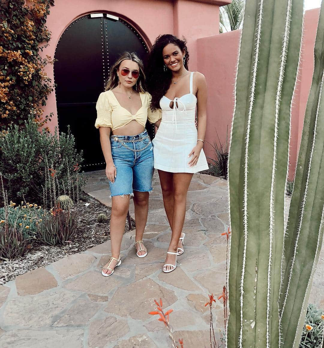 トーリ・ウェブスターのインスタグラム：「emojis to describe this pic =🌵🌞👯‍♀️🍹 @madisonpettis」