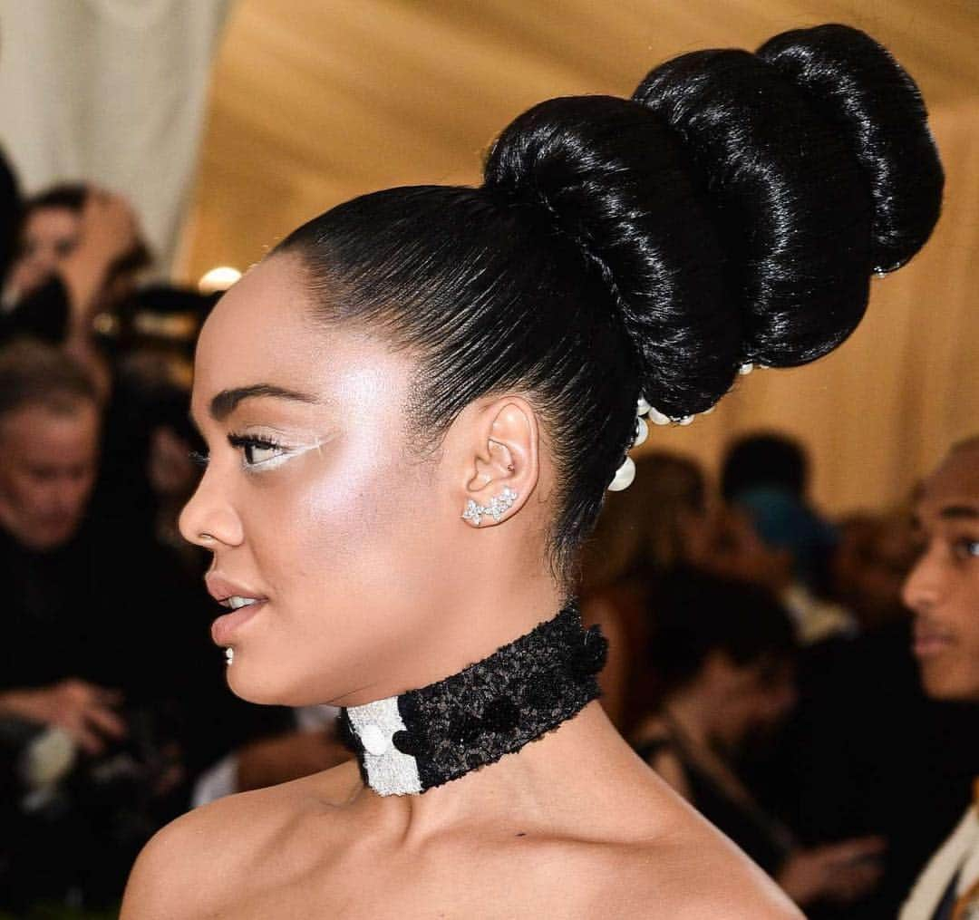 Lacy Redwayさんのインスタグラム写真 - (Lacy RedwayInstagram)「Almost that time of year again.....who’s ready ?  #FirstMondayInMay #MetGala #tessathompson #HairByLacyRedway ( TAP for credits ) #lacyxtessa」4月29日 11時23分 - lacyredway