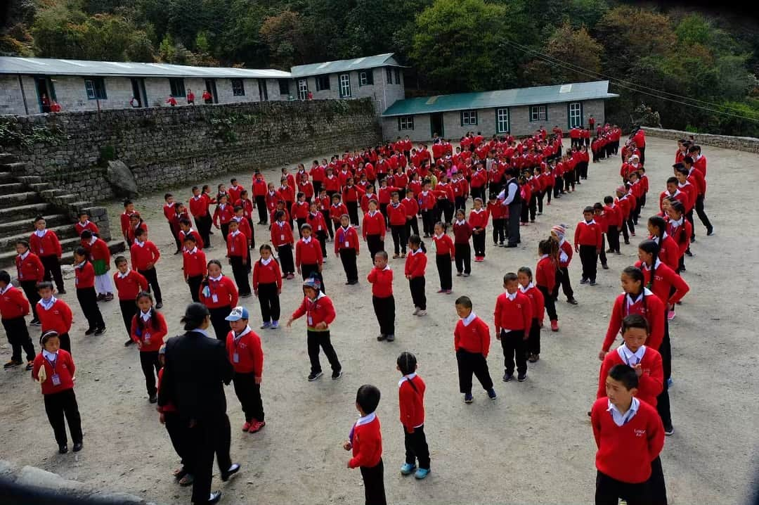 野口健さんのインスタグラム写真 - (野口健Instagram)「エベレスト街道にある全ての小学校にランドセルを届けたい…。新たな夢ができてしまいました(^^;; 近々、また、ランドセルを集めたいと思います。皆さん、また、どうかよろしくお願い致します！  #野口健ランドセルプロジェクト#野口健#ヒマラヤ#ランドセルプロジェクト#エベレスト街道#ルクラ#野口絵子#ピークエイド」4月29日 11時24分 - noguchiken8848