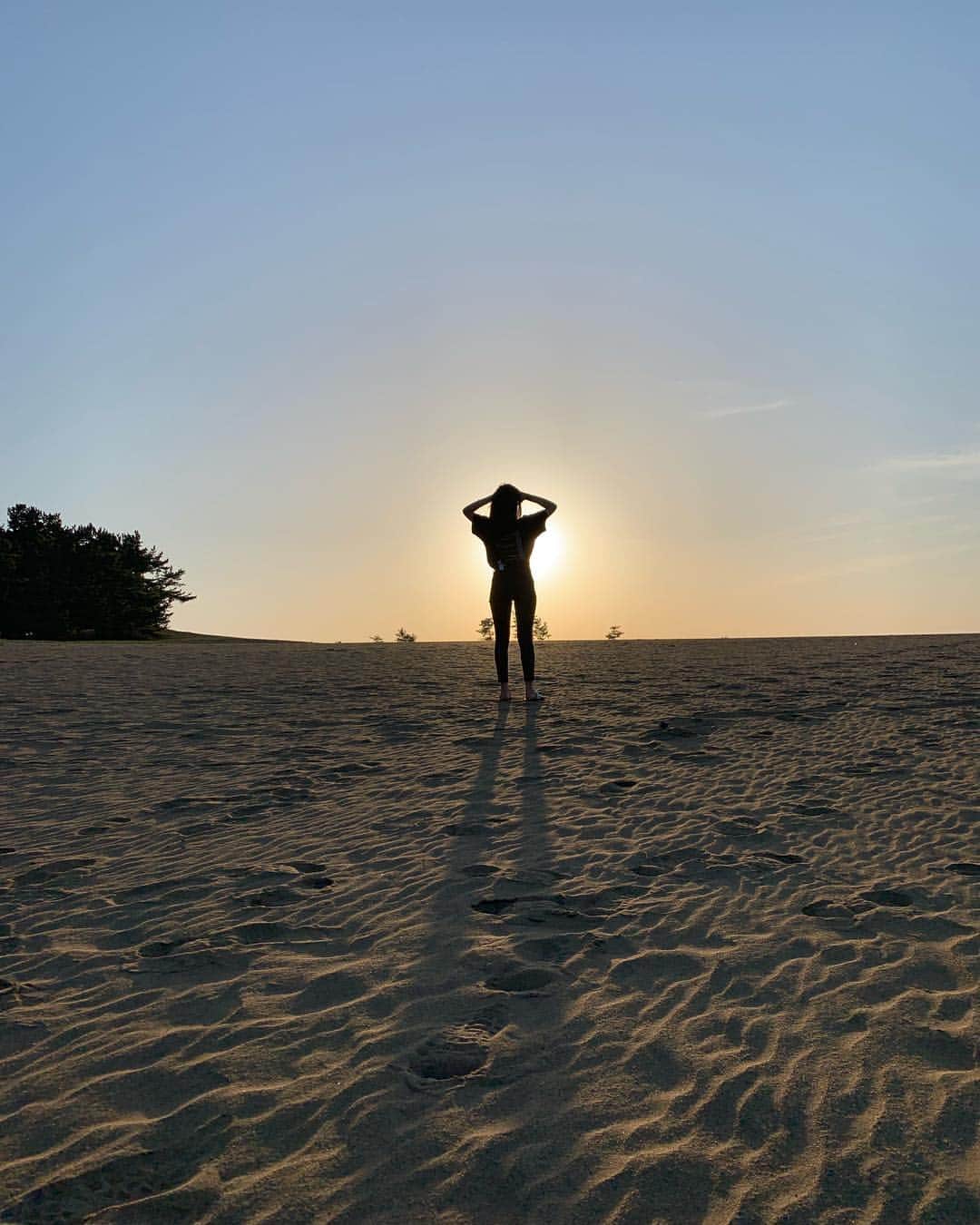 新木優子さんのインスタグラム写真 - (新木優子Instagram)「初日は晴天だったので、砂丘に着いてからどんどん日が落ちて、、 綺麗な夕日を見ることができました☺️ 本当に綺麗だったなぁ☺️」4月29日 11時24分 - yuuuuukko_