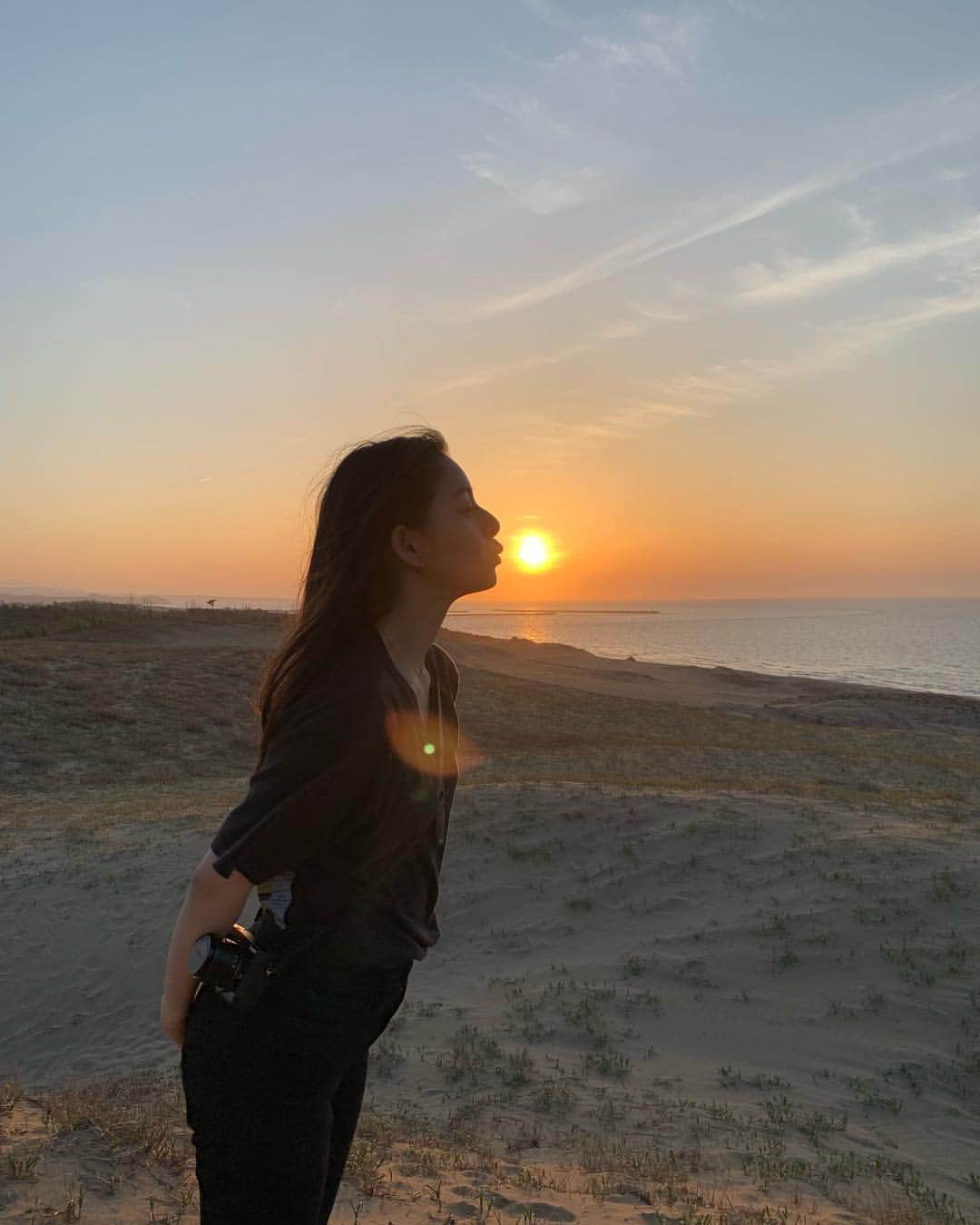 新木優子さんのインスタグラム写真 - (新木優子Instagram)「初日は晴天だったので、砂丘に着いてからどんどん日が落ちて、、 綺麗な夕日を見ることができました☺️ 本当に綺麗だったなぁ☺️」4月29日 11時24分 - yuuuuukko_