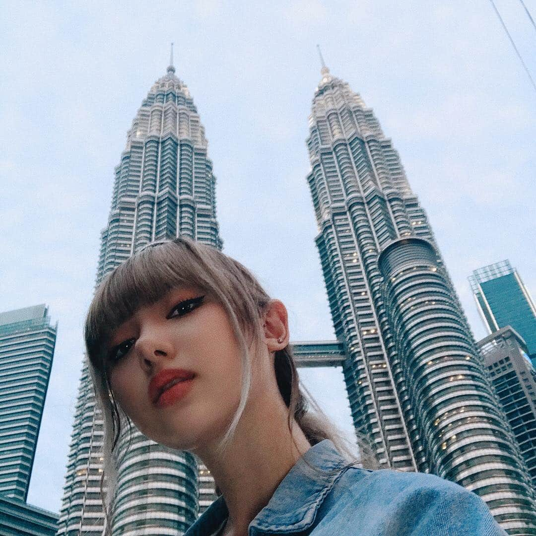 ヤンニーン・ワイゲルさんのインスタグラム写真 - (ヤンニーン・ワイゲルInstagram)「It‘s about time I get a photo with the twin tower after my 4726th time here lol☁️ War aber mal endlich Zeit für ein Foto mit den Twin Tower nach dem 4726ten mal hier lol☁️」4月29日 11時26分 - jannineweigel