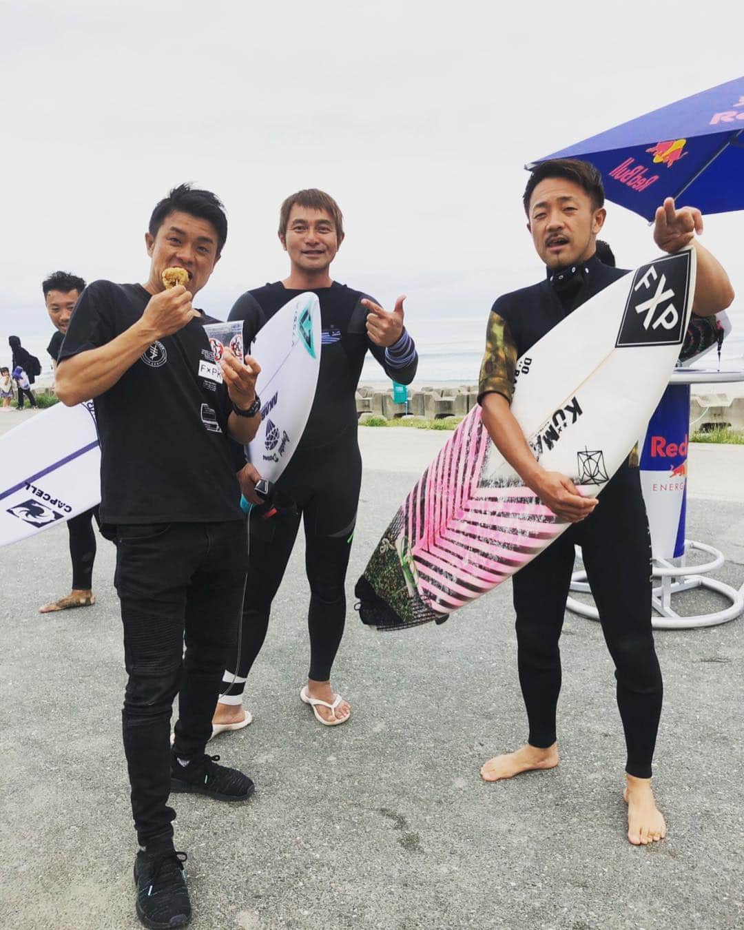 のインスタグラム：「Takuma & yasu 杉原兄弟。 長いつきあいです。  #フラッシュパッカー  #surfer #prosurfer  #farmer  #surfarmer」