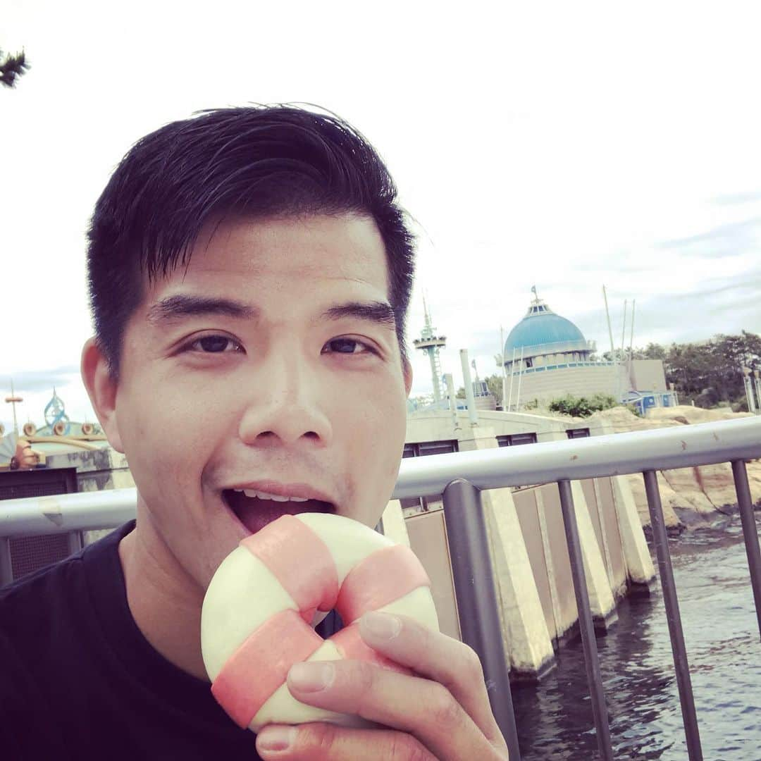 テリー・レオンさんのインスタグラム写真 - (テリー・レオンInstagram)「I am eating my way through #tokyodisneysea! This is a Ukiwa bun, filled with shrimp. Only available at @tokyodisneyresort_official! Love trying new foods!」4月29日 11時33分 - tellyleung