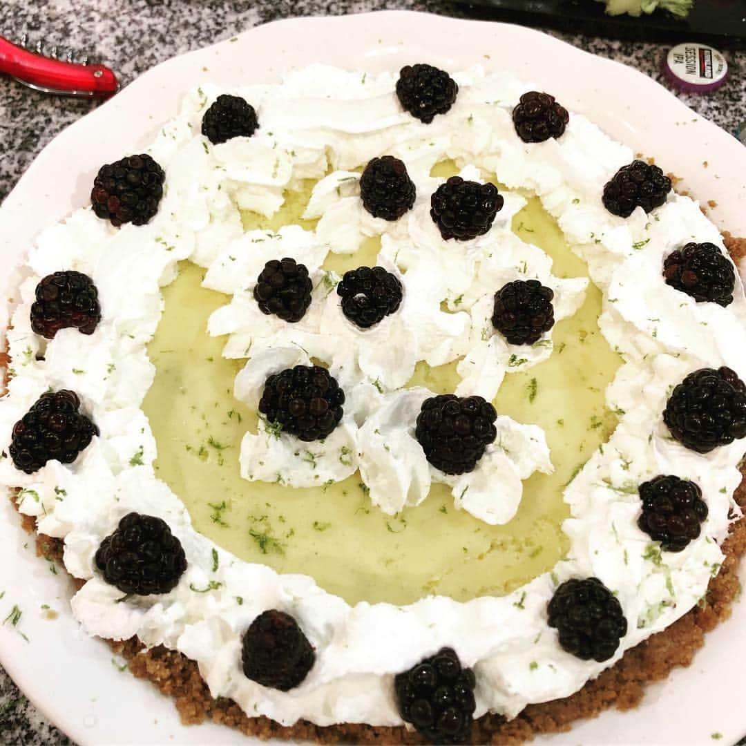 ダン・ブカティンスキーさんのインスタグラム写真 - (ダン・ブカティンスキーInstagram)「Introducing my signature key lime pie with blackberries.  #NeverBeforeMade」4月29日 11時39分 - danbucatinsky