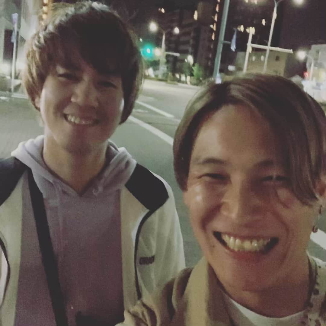 辻怜次さんのインスタグラム写真 - (辻怜次Instagram)「京都に来たら、会いたい人がいる。 ・ ・ ・  夜ダンのマイケルくんなんだけど。 念願のマイケルくんと京都呑み。 夜更けまで色んな所をぶらぶらはしご酒してました。 楽しかったー！  #Bentham #GoldRushTour #延長戦 #夜の本気ダンス #京都 #はしご酒 #bass #bassist #freedomcgr #通りに人気無くなってるやん」4月29日 11時40分 - reijiskywalker