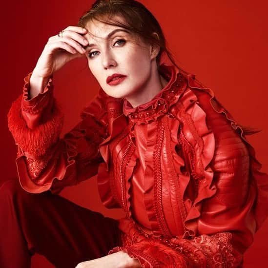 ELLE Magazineさんのインスタグラム写真 - (ELLE MagazineInstagram)「“She knows what this world is about. That’s what makes her powerful, but also more vulnerable in the end,” #CariceVanHouten, who plays #Melisandre on #GameofThrones told ELLE in 2017. “But I think she’s afraid of dying before seeing for herself that everything ends all right.” Tonight, her character, known as the Red Woman, made a memorable return to the series for its final season. Link in bio to read her full interview on Melisandre’s crucial prophecies—are there more clues? || Photo by @wendeliendaan」4月29日 11時54分 - elleusa