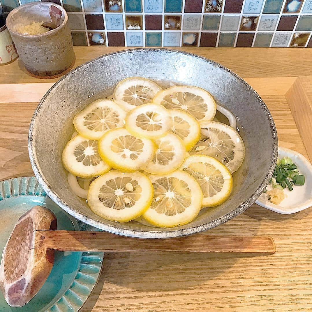 MERYさんのインスタグラム写真 - (MERYInstagram)「. 暖かくなってきて、サッパリした味を求めていない？そんな時は、川越の『うどんとお酒 土麦 @tsumugi241 』で、レモンたっぷりのうどんを食べてみて♡だしが効いていて、酸っぱすぎないのが人気の秘密かも♪ . MERYでは他にも「かわいい」に近づくさまざまな情報を発信しています。 @mery.beauty コスメ・美容に特化した情報をお届け♡ @mery_spot 話題のカフェやお出かけスポットをご紹介！ こちらもぜひチェックしてみてください！ . . photo by @___m_a_m_o___ . #MERY #regram #instagram #japan #lemon #kawagoe #japanesefood #udon #saitama #healthy #女子旅 #インスタ映え #麺スタグラマー #うどん部 #土麦 #埼玉県 #うどんとお酒土麦 #レモンうどん #川越 #うどん #レモン #川越ランチ #小江戸 #小江戸川越 #川越食べ歩き #川越ランチ #お洒落 #お洒落さんと繋がりたい #MERY女子 #メリー」4月29日 12時00分 - mery.jp