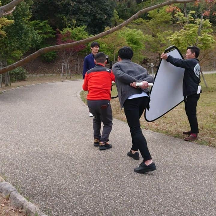 荒木悠司のインスタグラム：「★ 【平成最後のプリンスエンターテインメント通信】 . . . ■ サルーテ・ラボ株式会社様 . ●『イオニアカード』 空気を美しくするカード . ●WEB CMですが、 令和元年５月中に一般公開致しますのであがりを暫しお待ちくださいませ。 . 🎬撮影は一発撮りでした！ . . .  メインモデル出演 ★村井茜衣 (むらい あかね) 起用して頂きました。 .  イメージモデル出演 ★荒木悠司 (あらき ゆうじ) 起用して頂きました。 . . ヘアメイク ヘア 荒木悠司 メイクは無し ノーメイク . .  衣装 (私物) #gucci  #ザダファーオブセントジョージ #ダファー . . ∞イオニアカード∞ http://ion-e-air.jp .  日本赤十字社 売上の一部は、日本赤十字社の 活動資金として寄付されます。 . .  カードなのに空気清浄器 持ち運ぶだけでさまざまな空気トラブルを軽減。 . .  This card protects against air trouble with the power of ion. . .  #プリンスエンターテインメント #荒木悠司 #村井茜衣 #令和元年 #イオニアカード #イオニア #cm #webcm」