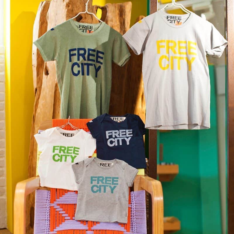 ハリウッドランチマーケットさんのインスタグラム写真 - (ハリウッドランチマーケットInstagram)「【FREECITY】SHOP NEWS @freecityjapan では、お子様向けサイズのTシャツも販売しています。 親子コーデにぴったりなアイテムです。  また、現在フリーシティでは「ARTISTS WANTED LET’S COLOR!」と題した参加型“ぬり絵”イベントを開催中です。 代官山へお越しの際はぜひお立ち寄りくださいませ。 ▶詳細はストーリーのリンクをご覧ください。 ﻿﻿﻿﻿﻿﻿ ﻿﻿﻿ #freecity#フリーシティ#artistswanted#hollywoodranchmarket #ハリウッドランチマーケット#blueblue#ブルーブルー#seilin#聖林公司」4月29日 12時02分 - seilin_official